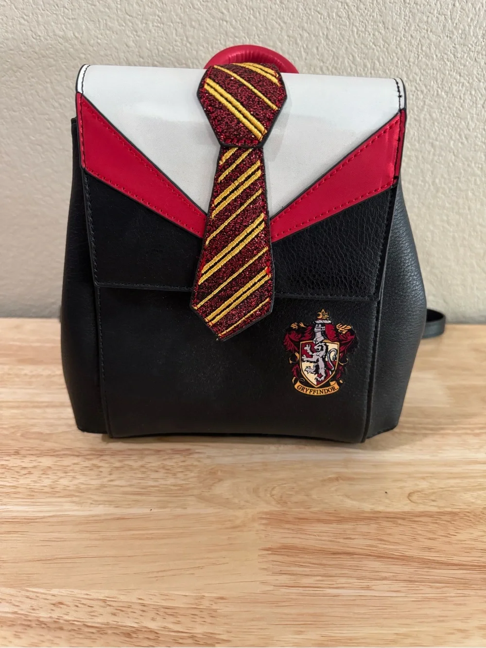 Harry Potter Black Red White Gryffindor Tie Backpack Universal Studios - Picture 1 of 4
